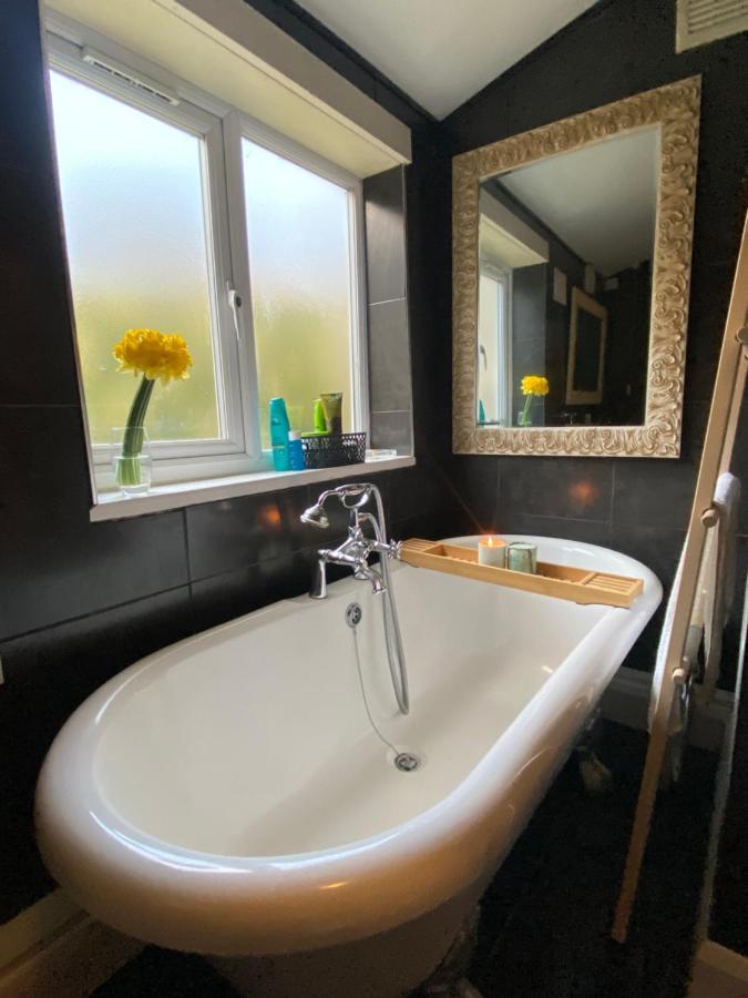 Medway Getaway - 3 Bed Home With Luxury Bathroom Chatham  Exterior photo