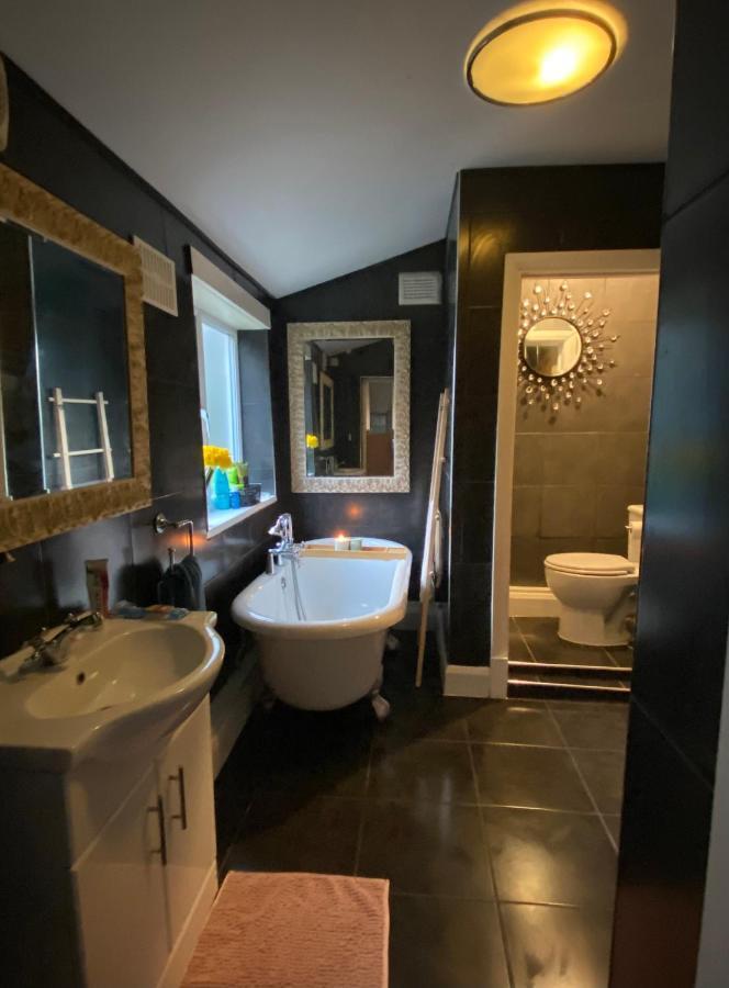 Medway Getaway - 3 Bed Home With Luxury Bathroom Chatham  Exterior photo