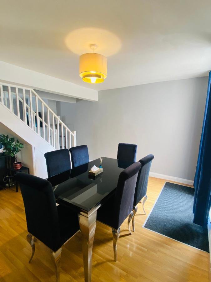 Medway Getaway - 3 Bed Home With Luxury Bathroom Chatham  Exterior photo